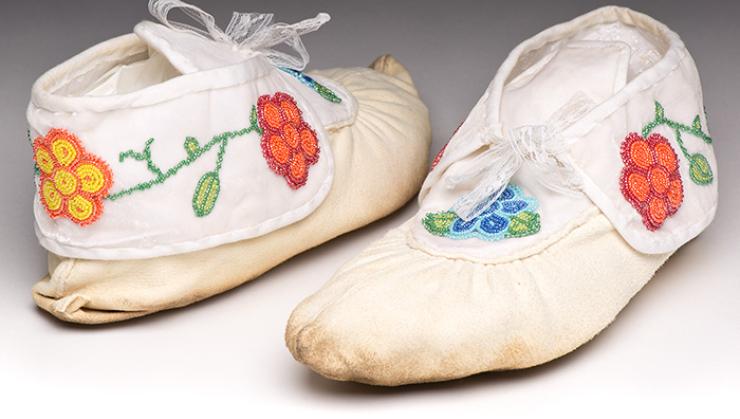 Bashkwegino-makizinan bejiishkigwaadegin/Beaded pucker-toe moccasins. Made and worn by Cheryl Minnema, 1999.