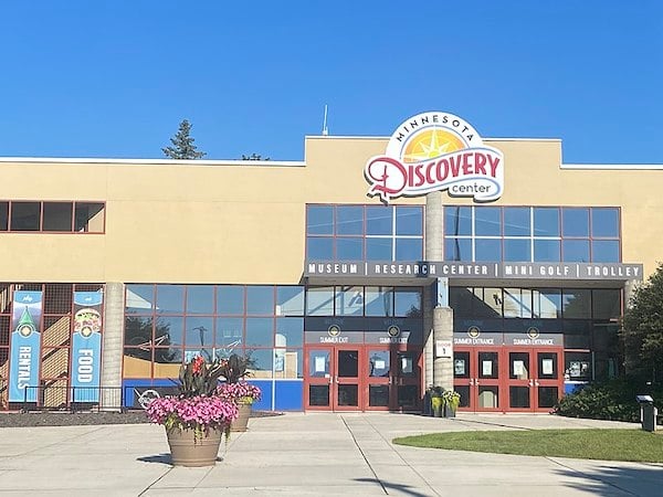 Minnesota Discovery Center summer entrance