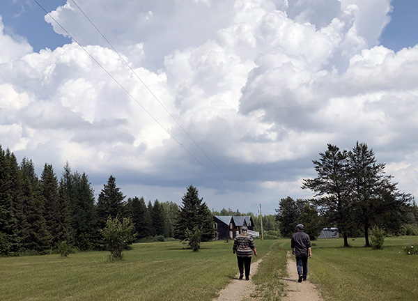 Two staff members walking toward the Seitaniemi Housebarn museum