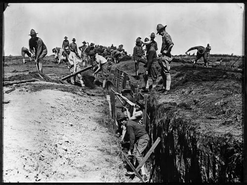 Black and white photograph of officers-in-training building a trench at Fort Snelling, 1917.