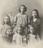 Photograph of the children of Anton and Elizabeth Gág c.1905. Back row (left to right): Stella, Debli, Wanda. Front row (left to right): Howard, Asta, Nelda.