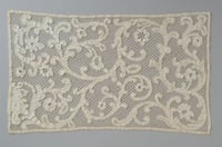 Bobbin-lace table mat