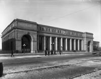 Black and white photograph of the front of the Great Northern Railway Depot, Minneapolis, 1914.