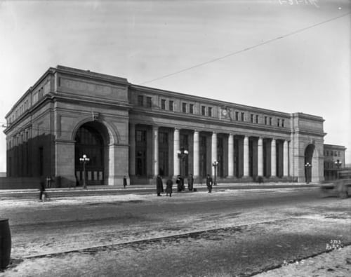 Black and white photograph of the front of the Great Northern Railway Depot, Minneapolis, 1914.