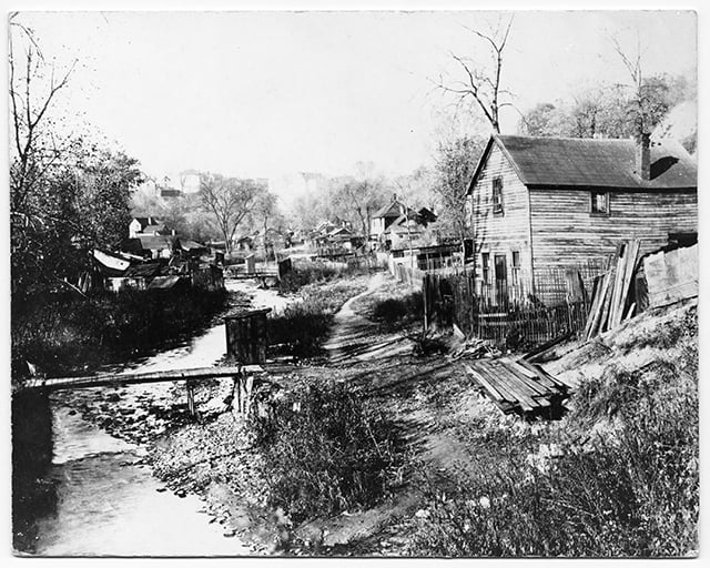Black and white photograph of Swede Hollow looking north, c.1910.Black and white photograph of Swede Hollow looking north, c.1910.