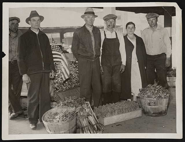 Black and white photograph of farmers who braved the picket lines to reach the Minneapolis city produce market during the truckers' strike, 1934. Photograph by the Minneapolis Tribune.