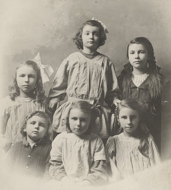 Photograph of the children of Anton and Elizabeth Gág c.1905. Back row (left to right): Stella, Debli, Wanda. Front row (left to right): Howard, Asta, Nelda.
