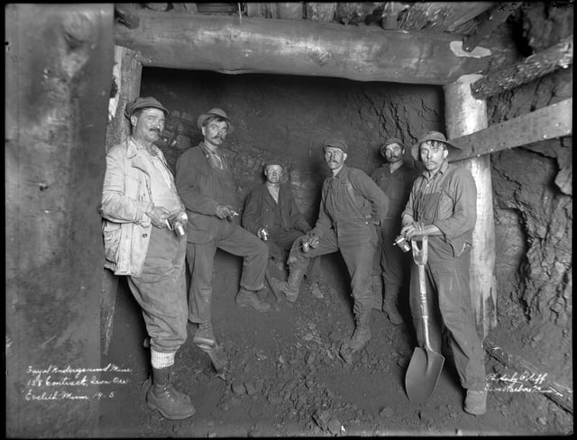 Black and white photograph of Fayal underground mine, Eveleth, 1915.