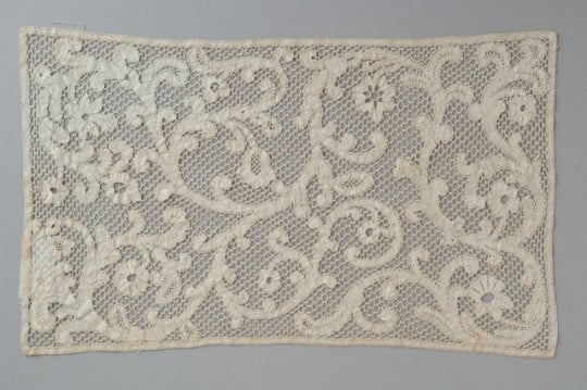Bobbin-lace table mat