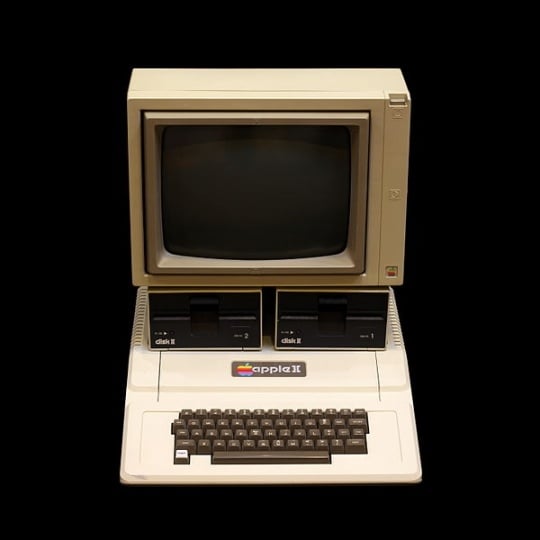 Color image of an Apple II computer, 2010. Photographed by Wikimedia Commons user Rama.