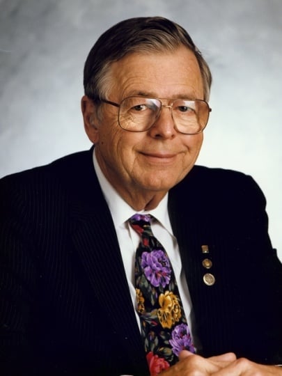 Color photograph of Earl Bakken.