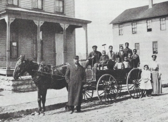 Black and white photograph of Crispus Attucks moves to 1537 Randolph Avenue in Highland Park, 1908.