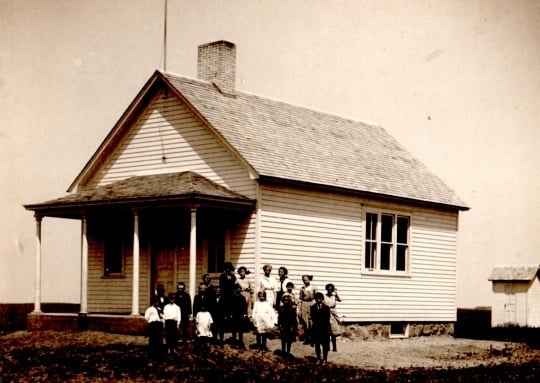 Black and white photograph of students in front of District 112 school in Mason Township, Murray County, 1913.