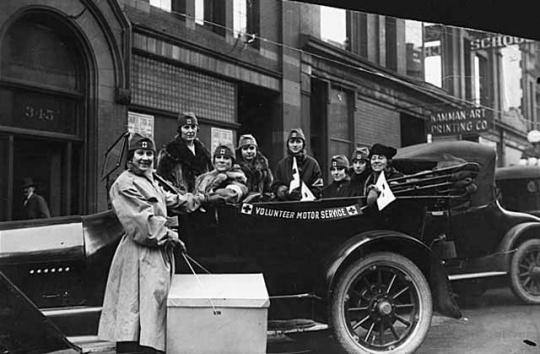 Black and white photograph of members of the Red Cross Volunteer Motor Service, 1918.