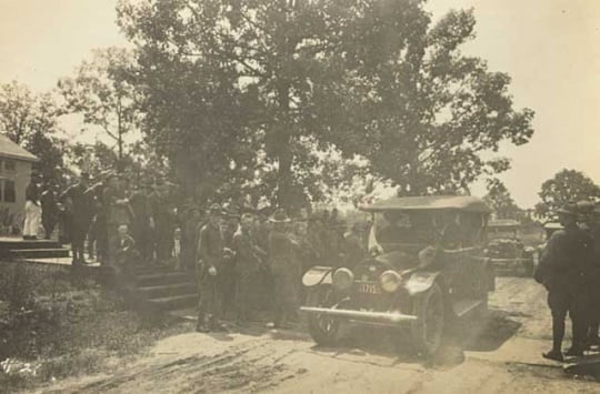 Black and white photograph of Red Cross Auxiliary providing transportation to soldiers, c.1918.
