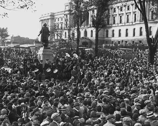 Crowd at Columbus Memorial unveiling