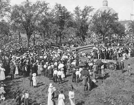 Black and white photograph of a crowd listening to Theodore Roosevelt at State Fair, 1912.