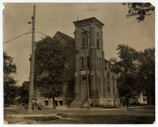 Black and white photograph of the front exterior of B'nai Abraham Congregation taken in 1922.