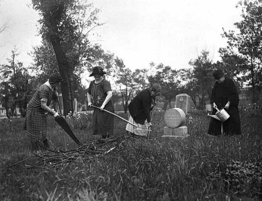 Black and white photograph of a cleanup at Layman’s (later renamed Pioneers and Soldiers) Cemetery, 1925.