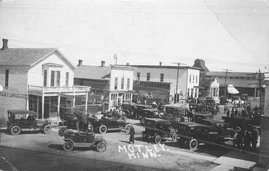 Black and white photograph of the Main Street, in Motley, c.1915.