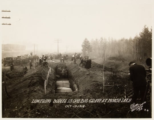 Black and white photograph of mass grave at Moose Lake after the fire, 1918.