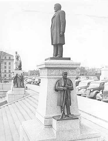 Bronze statue of Knute Nelson