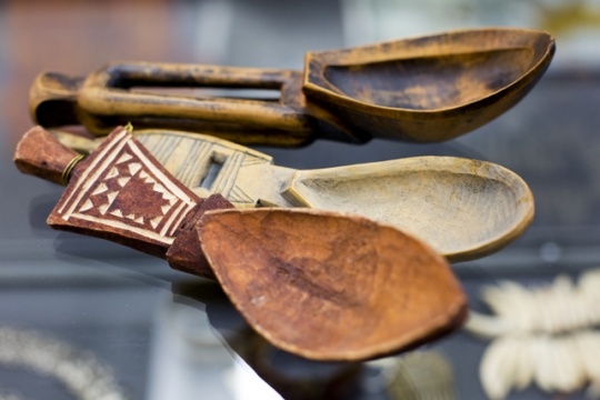 Fandal/qaado (fan-dal/kaa-dow; traditional Somali hand-carved spoon)