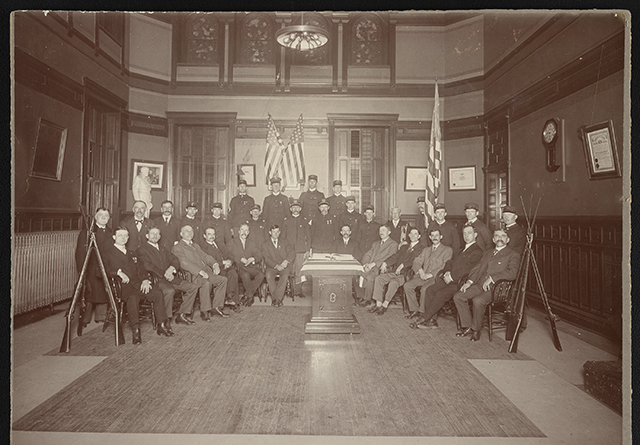 Black and white photograph of a Grand Army of the Republic meeting at the second state capitol, 1909.