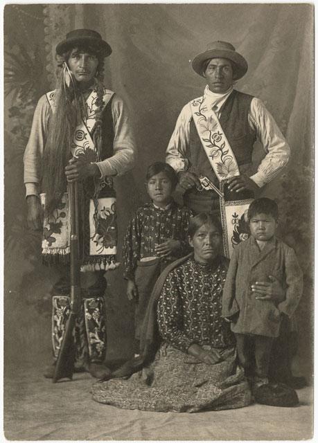 ojibwe-family1905_0 ojibwe-family1905_0