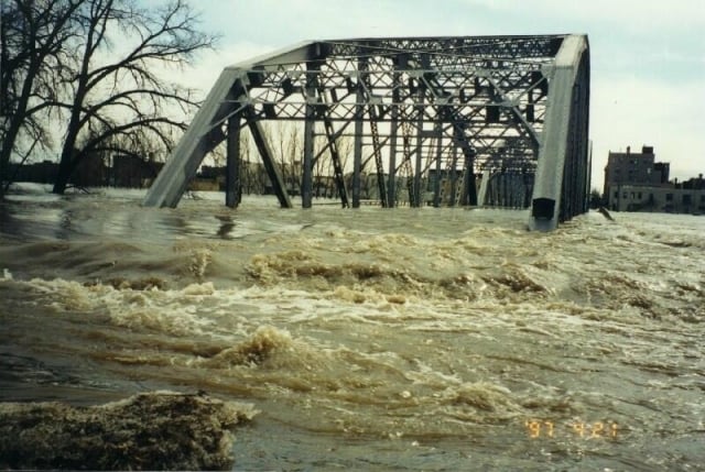 Flooding on Sorlie Bridge between Grand Forks and East Grand Forks, April 21, 1997.