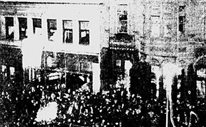 Photograph of the mob gathered outside the city jail.