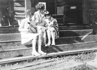 Wanda Gág (right), Dehli and Flavia Gág with two cats used as models for "Millions of Cats